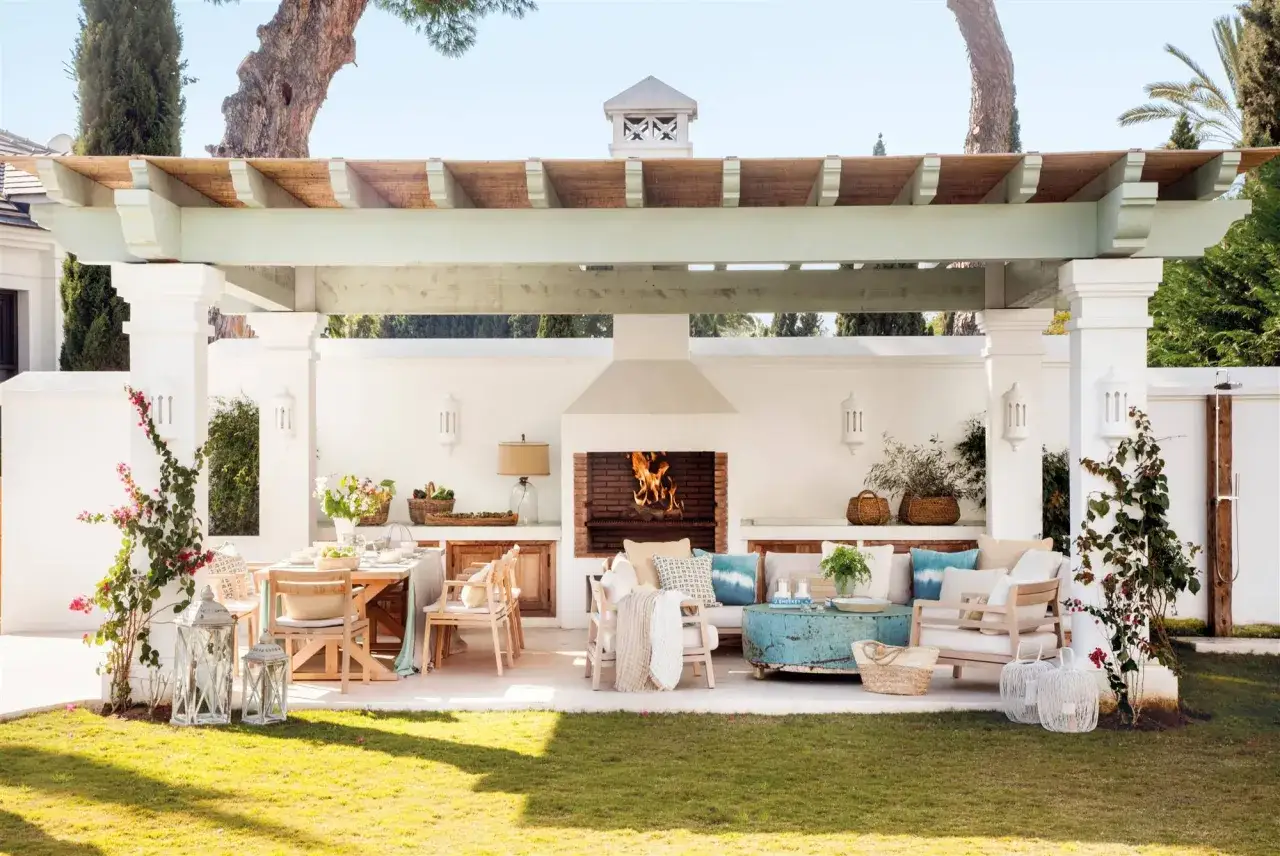 Porches cerrados con encanto, ideales para disfrutar de cenas al aire libre junto a una chimenea encendida.