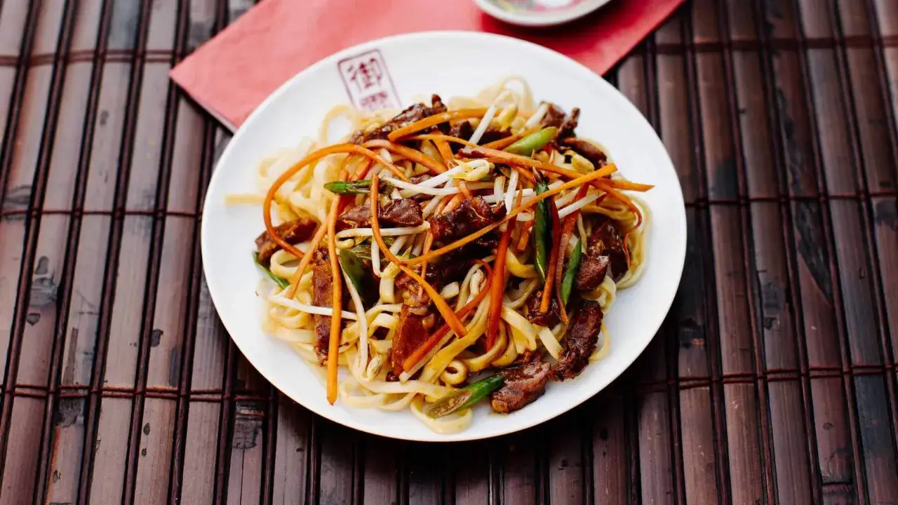 Authentische chinesische gebratene Nudeln im Wok serviert