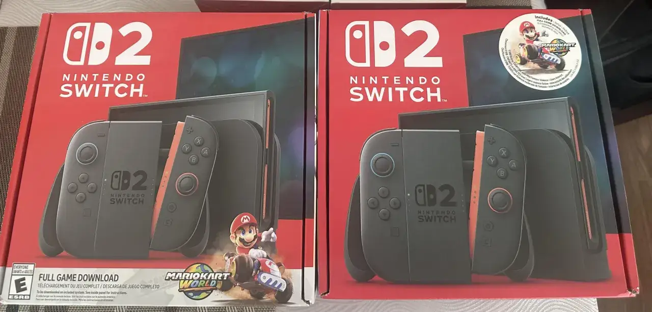 Dwa pudełka Nintendo Switch z Mario Kart World.