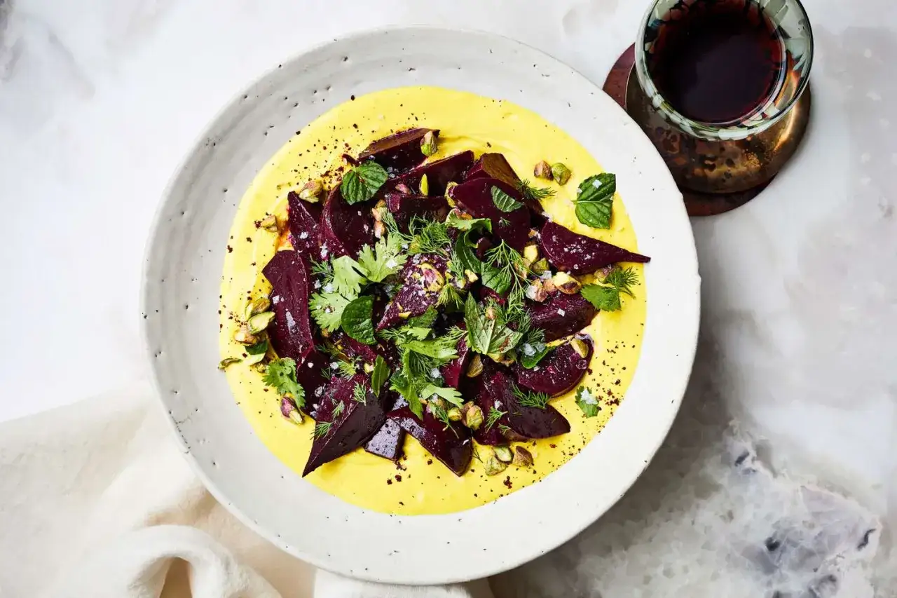 Rote Bete-Salat mit cremiger Sauce, Pistazien und Kräutern. Ein köstliches Gericht, das Lust auf mehr rote Bete Rezepte macht.