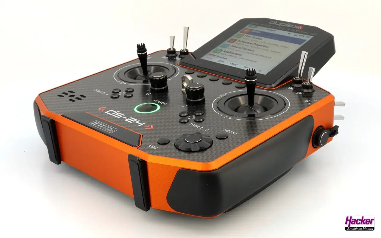Jeti DS-24 Fernsteuerung mit orangefarbenem Geh&auml;use und Carbon-Optik. Der Bildschirm zeigt Men&uuml;optionen.