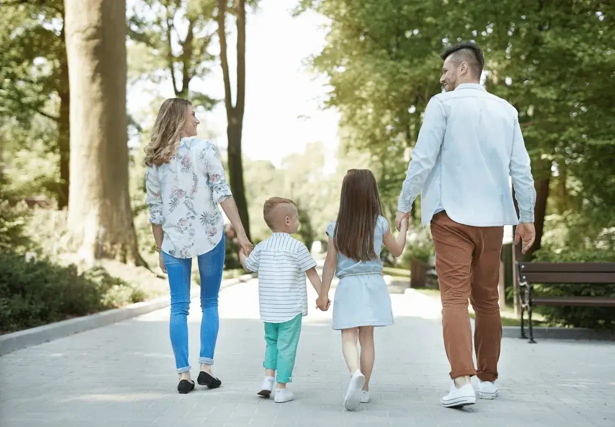 Familia paseando por un parque, ideal para saber qu&eacute; hacer en Le&oacute;n con ni&ntilde;os.