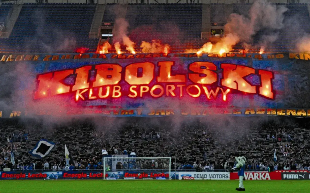 Kibole rozpalili race na trybunach, tworząc ognisty napis 