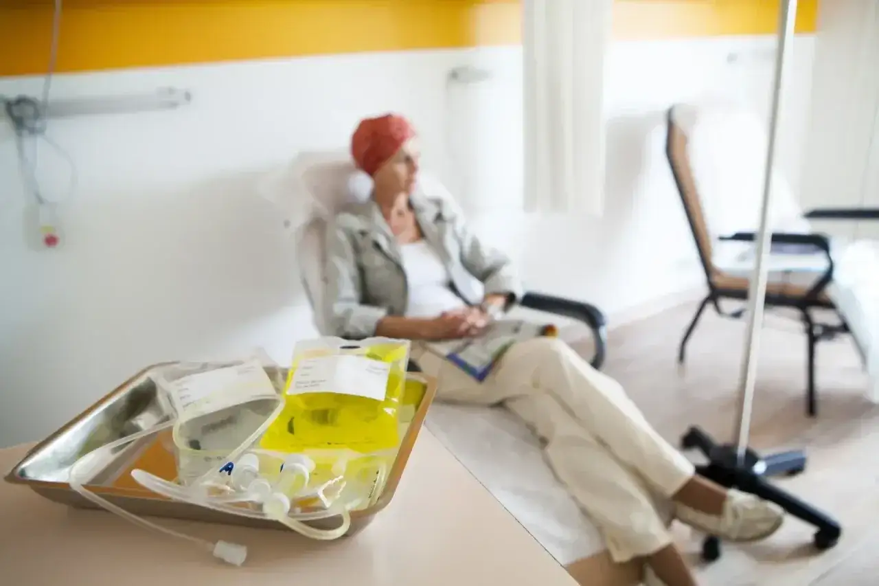 Frau in einem Behandlungsstuhl, bereit für ambulante Chemotherapie. Die Kosten für ambulante Chemotherapie sind ein wichtiger Aspekt der Krebsbehandlung.
