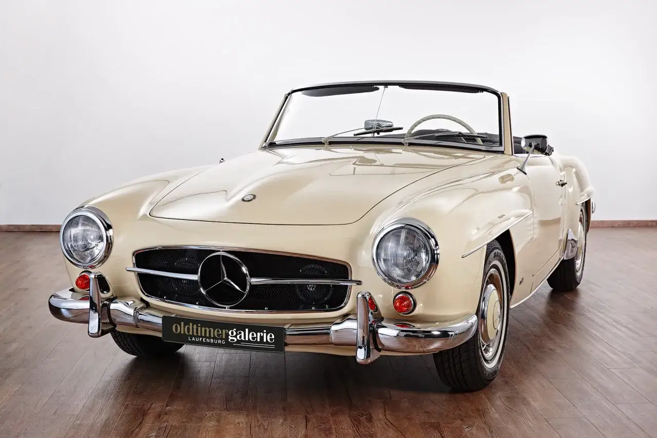 Cremefarbener Mercedes-Benz 190 SL Roadster, ein Klassiker unter den retro autos, steht auf einem Holzfußboden.