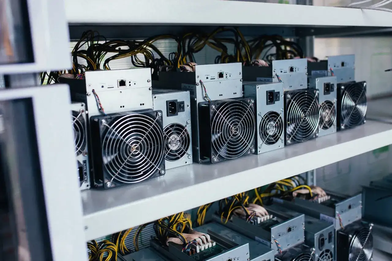 Reihen von Computern mit Lüftern, die für das Mining von Kryptowährungen und die **proof of work blockchain** verwendet werden.