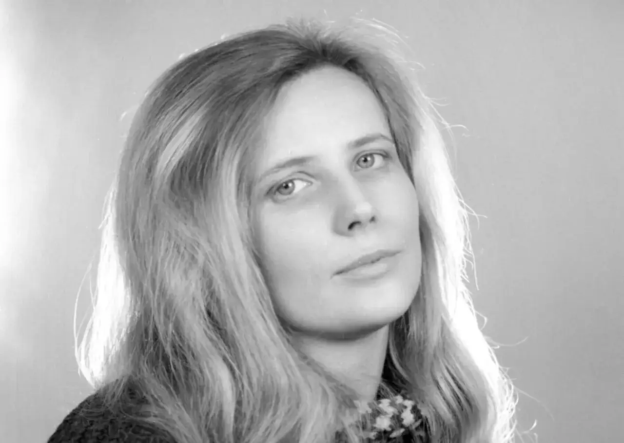Portret kobiety z długimi włosami, której spojrzenie zdaje się pytać