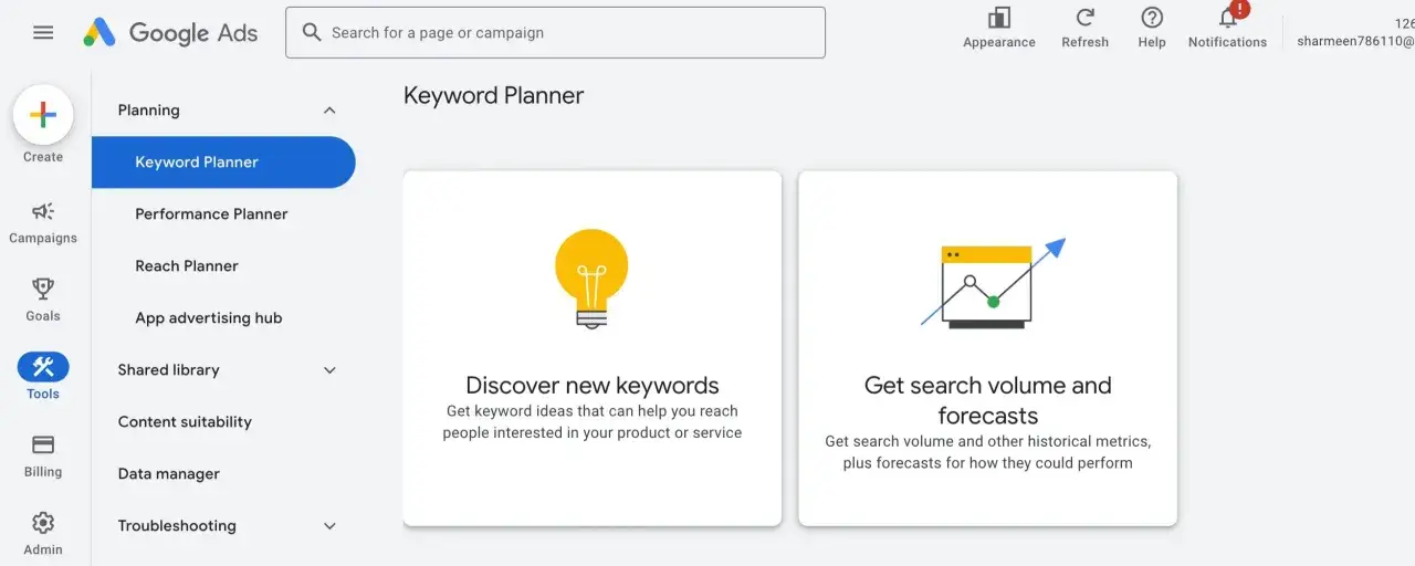 Interface Google Ads avec l'outil Keyword Planner. Permet de d&eacute;couvrir de nouveaux mots-cl&eacute;s et d'obtenir des pr&eacute;visions de volume de recherche.