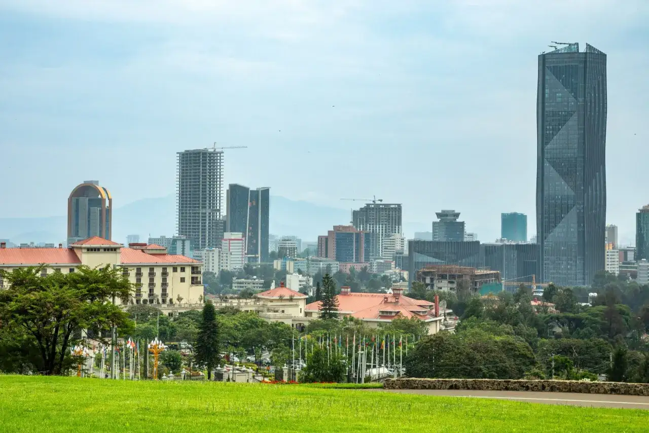 Nowoczesne budynki i tradycyjna architektura tworzą panoramę Addis Abeby, ukazując różnorodne etiopia atrakcje.