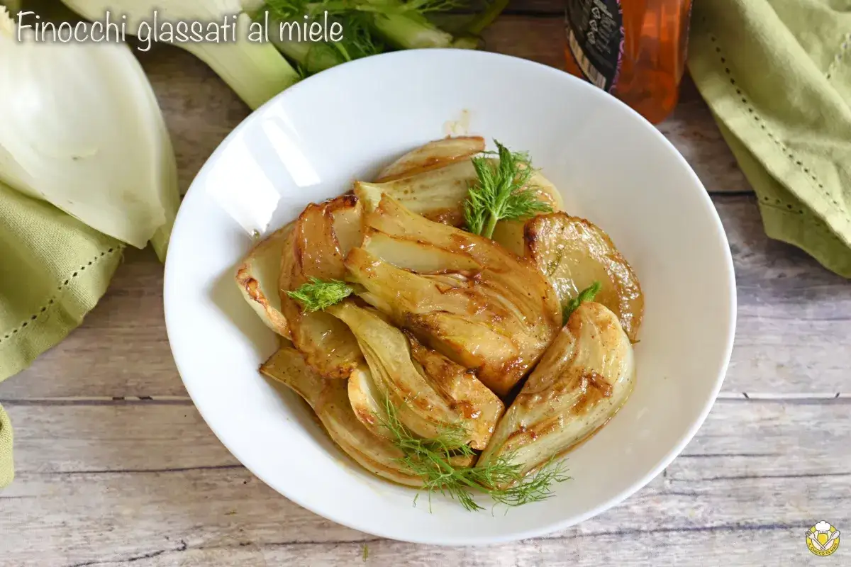 Finocchi glassati al miele in padella, un contorno dolce e aromatico, guarnito con finocchietto fresco.