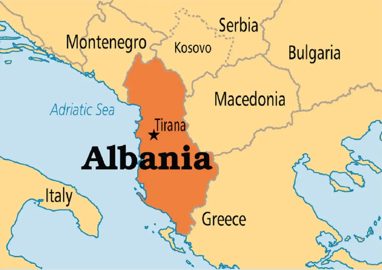 Mapa pokazuje Albanię, z którą graniczy Czarnogóra, Kosowo, Macedonia, Grecja i Włochy przez Morze Adriatyckie.