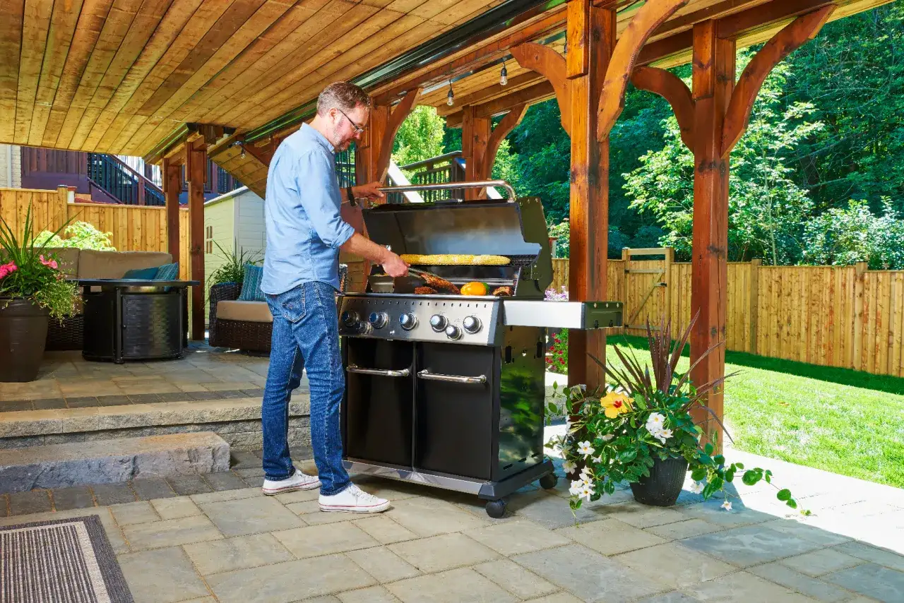 Grill gazowy Broil King w ogrodzie