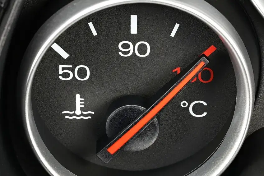 wskaźnik temperatury silnika w samochodzie, przegrzewanie