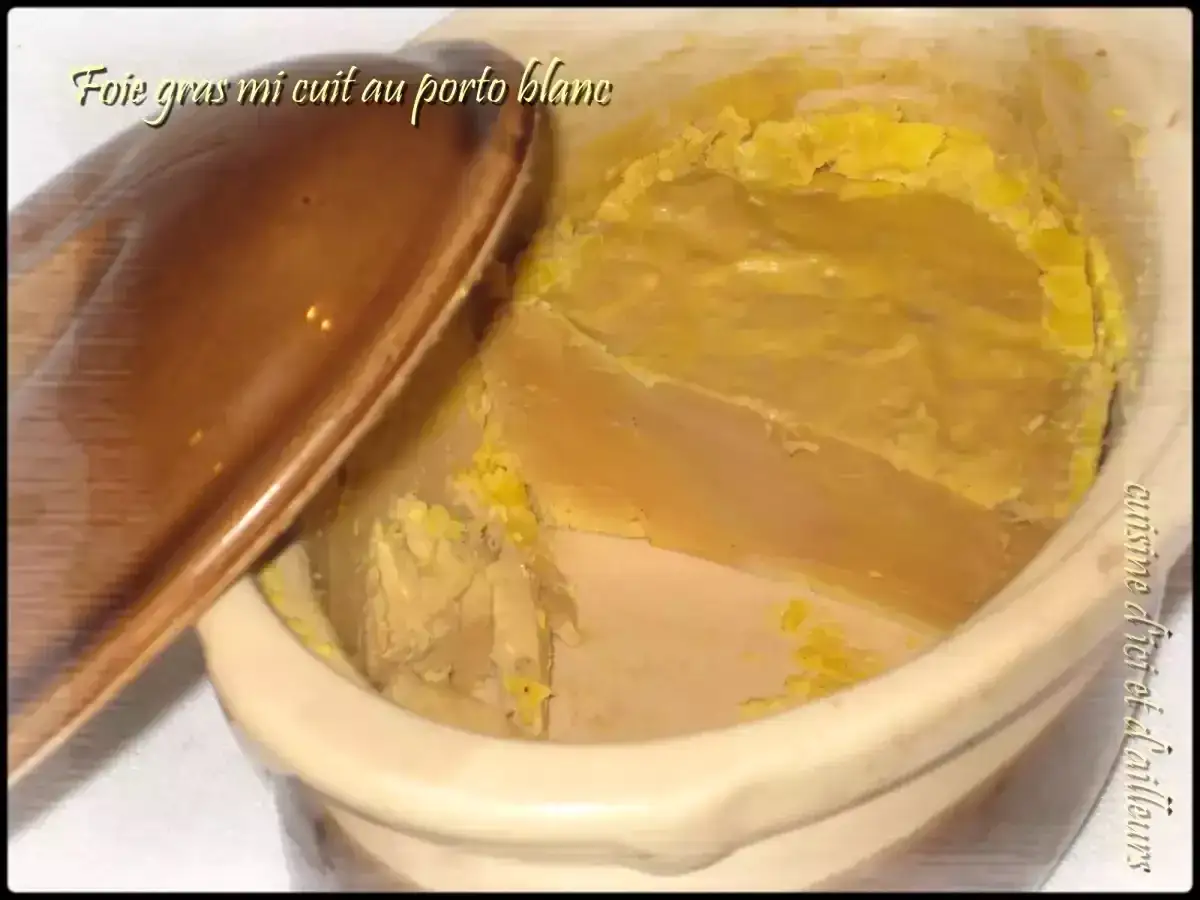 Un d&eacute;lice dor&eacute; : foie gras mi-cuit au porto blanc, pr&ecirc;t &agrave; &ecirc;tre d&eacute;gust&eacute;.