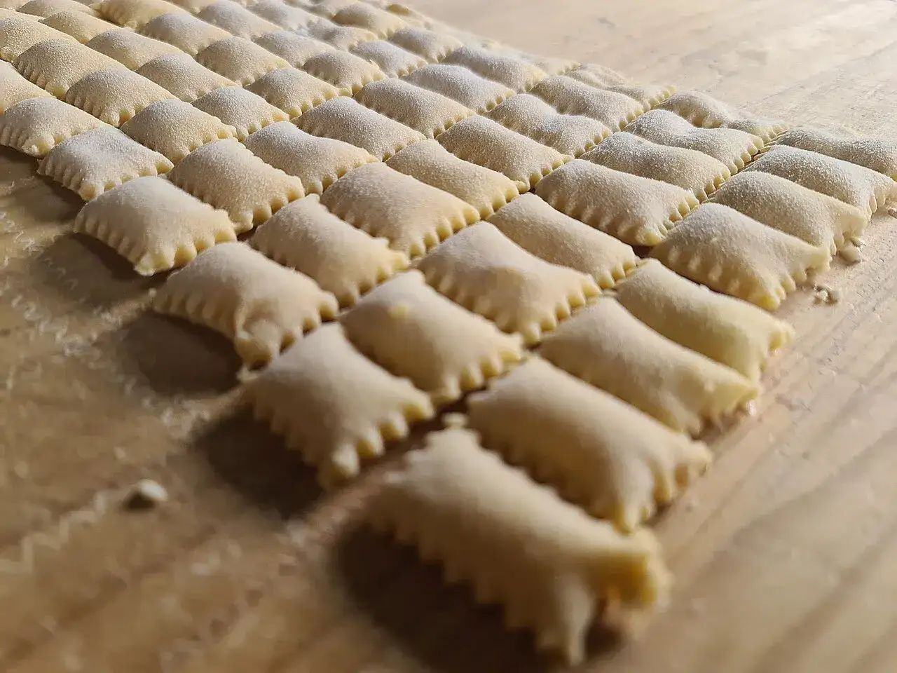 Ravioli fatti in casa, pronti per la cottura. La spoja lorda ricetta originale è un tesoro della tradizione.