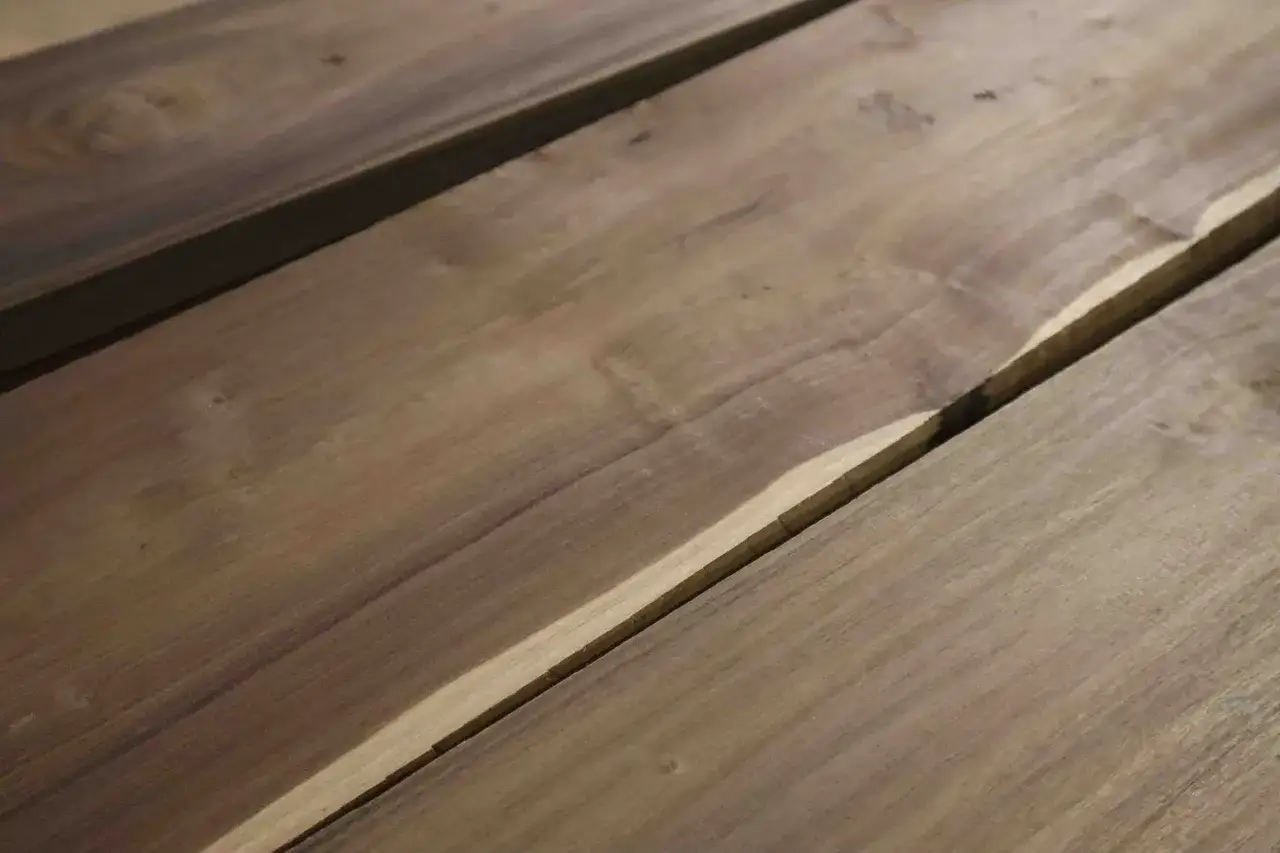 Tablones de madera de mansonia con vetas marcadas, listos para un proyecto de carpinter&iacute;a.