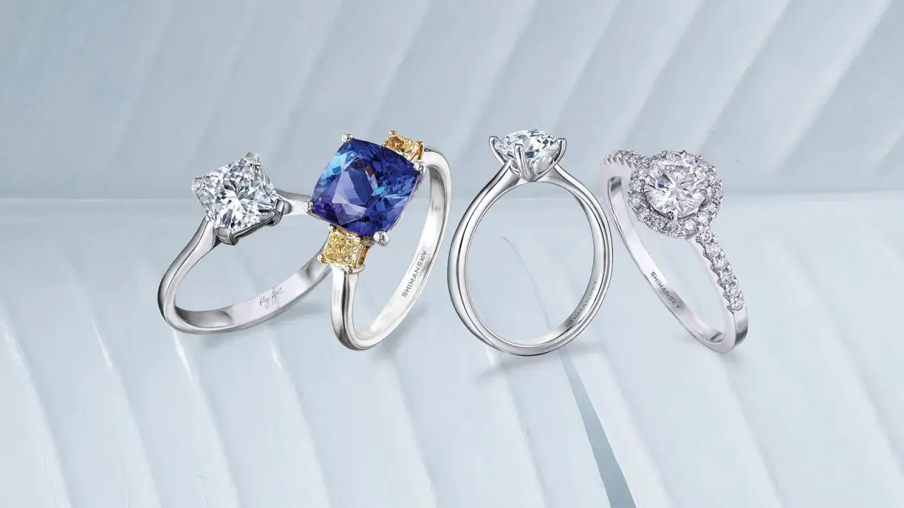 Anillos de compromiso con diamantes y tanzanita, montados en platino, que es el platino, metal precioso y duradero.