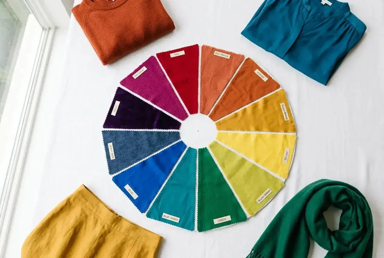 Un cercle chromatique de tissus montre les couleurs qui vont ensemble pour s'habiller, avec des vêtements assortis.