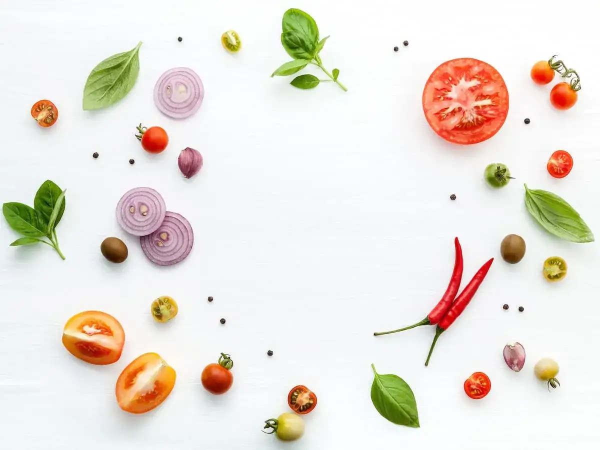 Pomidory, cebula, czosnek, papryczki chili, oliwki i bazylia – idealne składniki, co zamiast oregano do pizzy.