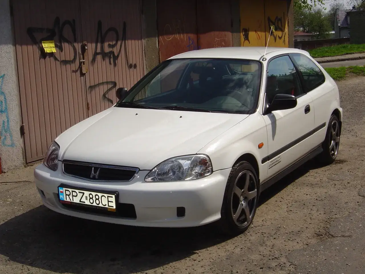 Honda Civic VI hatchback na stacji benzynowej