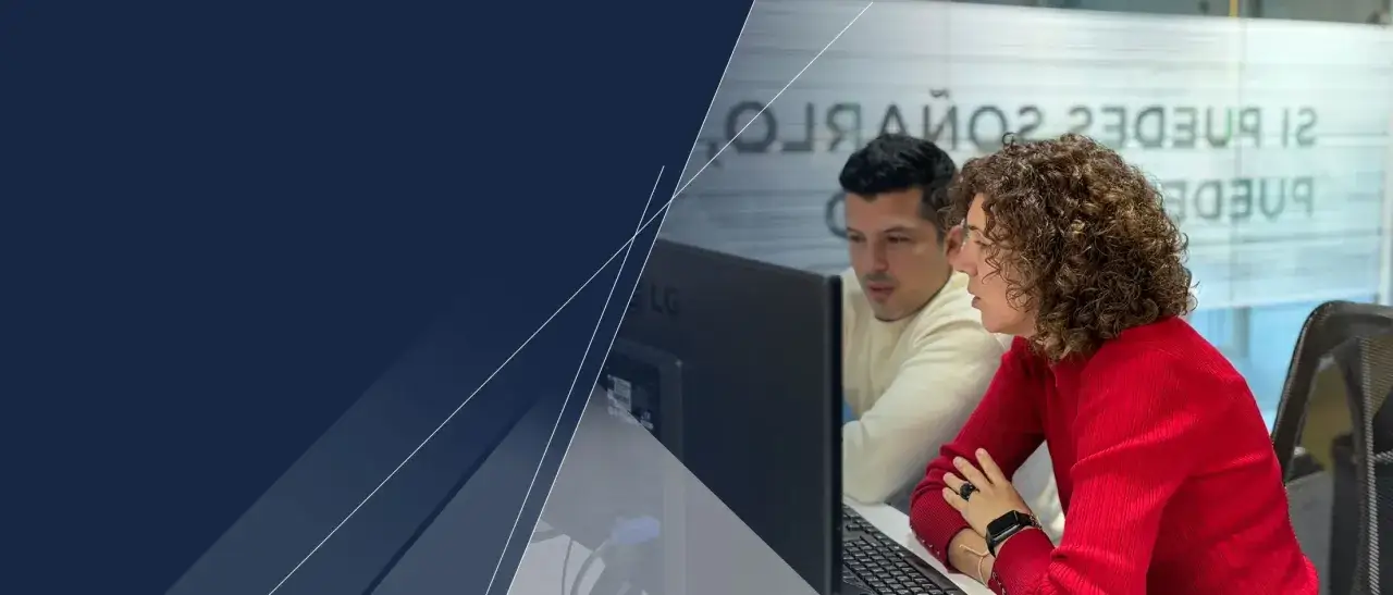 Equipo colaborando en estrategias de marketing digital para inmobiliarias, analizando datos en pantalla.