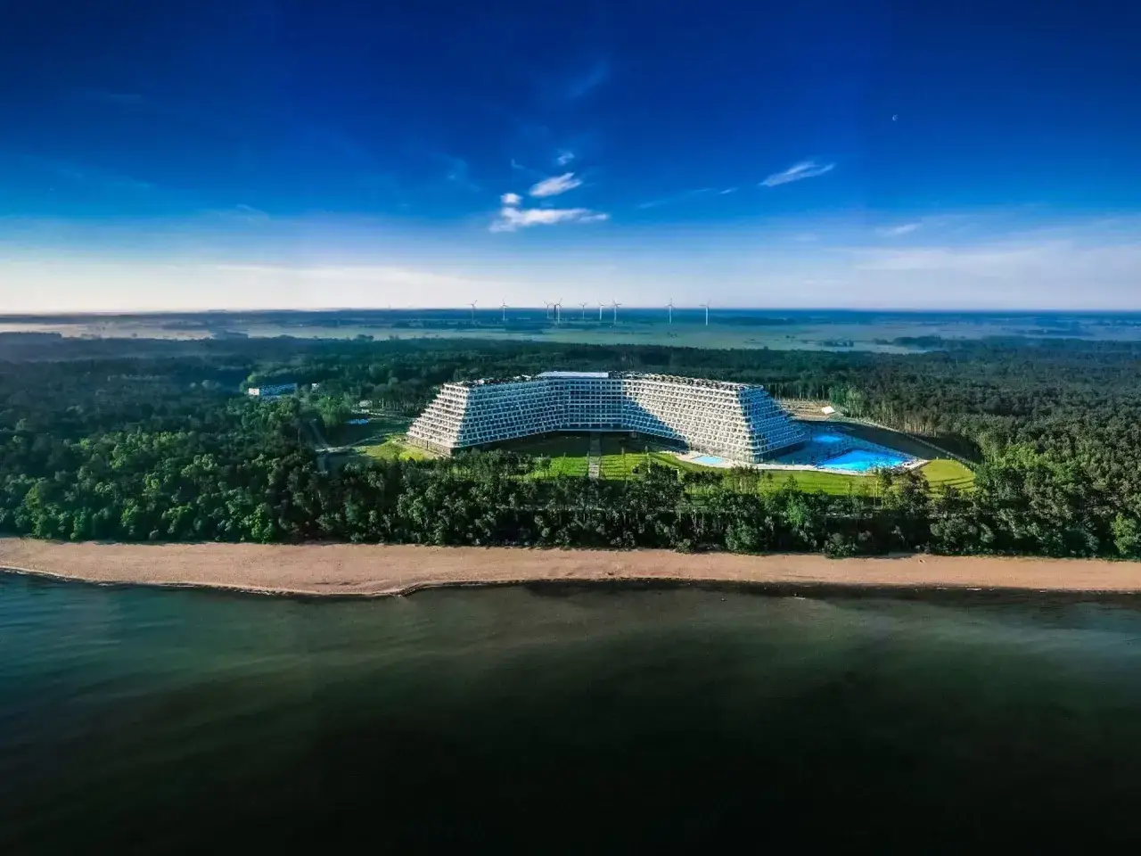 Hotel Gołębiewski Morze, nowoczesny obiekt z basenem, otoczony lasem, tuż przy piaszczystej plaży i morzu.