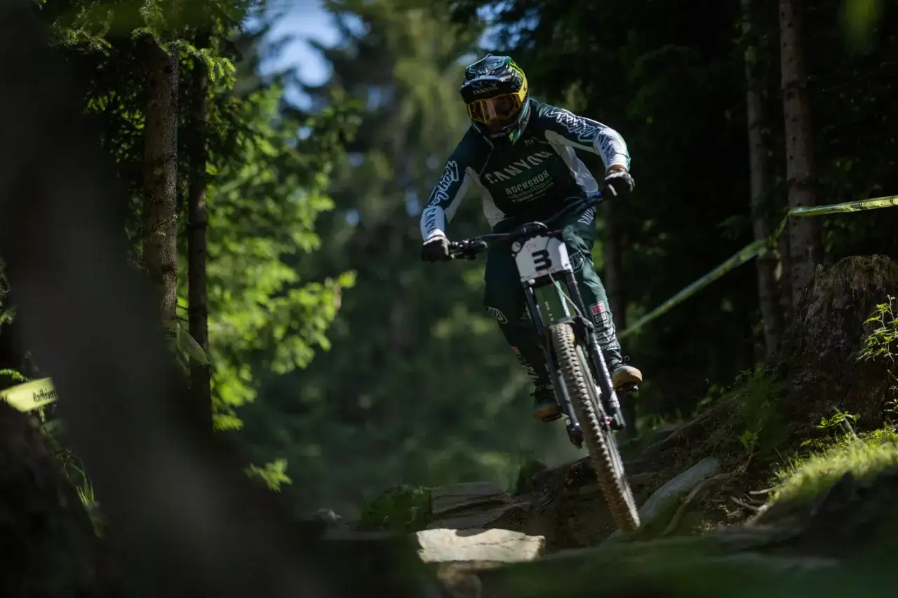 Mark Wallace fährt mit seinem Mountainbike auf einem steinigen Waldweg.
