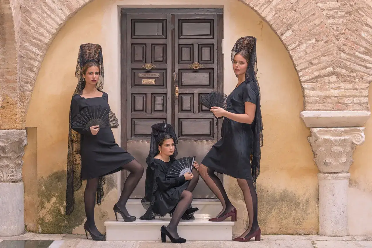 Tres mujeres con mantillas y abanicos negros, listas para bailar. &iexcl;we love flamenco!