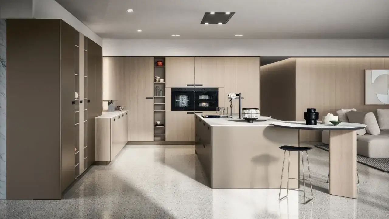 Un exemple de cuisine moderne aux tons boisés et épurés, avec un îlot central, des fours intégrés et un coin repas élégant.