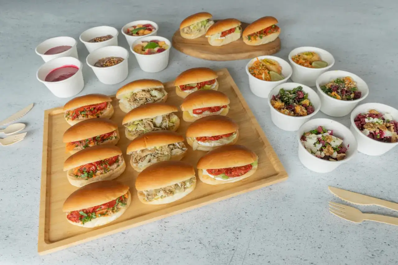 Plateau de mini sandwichs froids, salades et compotes. Une idée sandwich froid simple et colorée pour un repas léger.