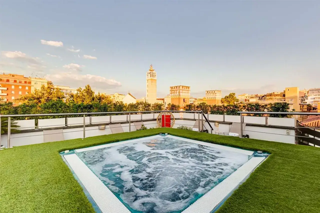 Jacuzzi sul tetto con vista sulla città, un'oasi di relax al **hotel The Strand**.