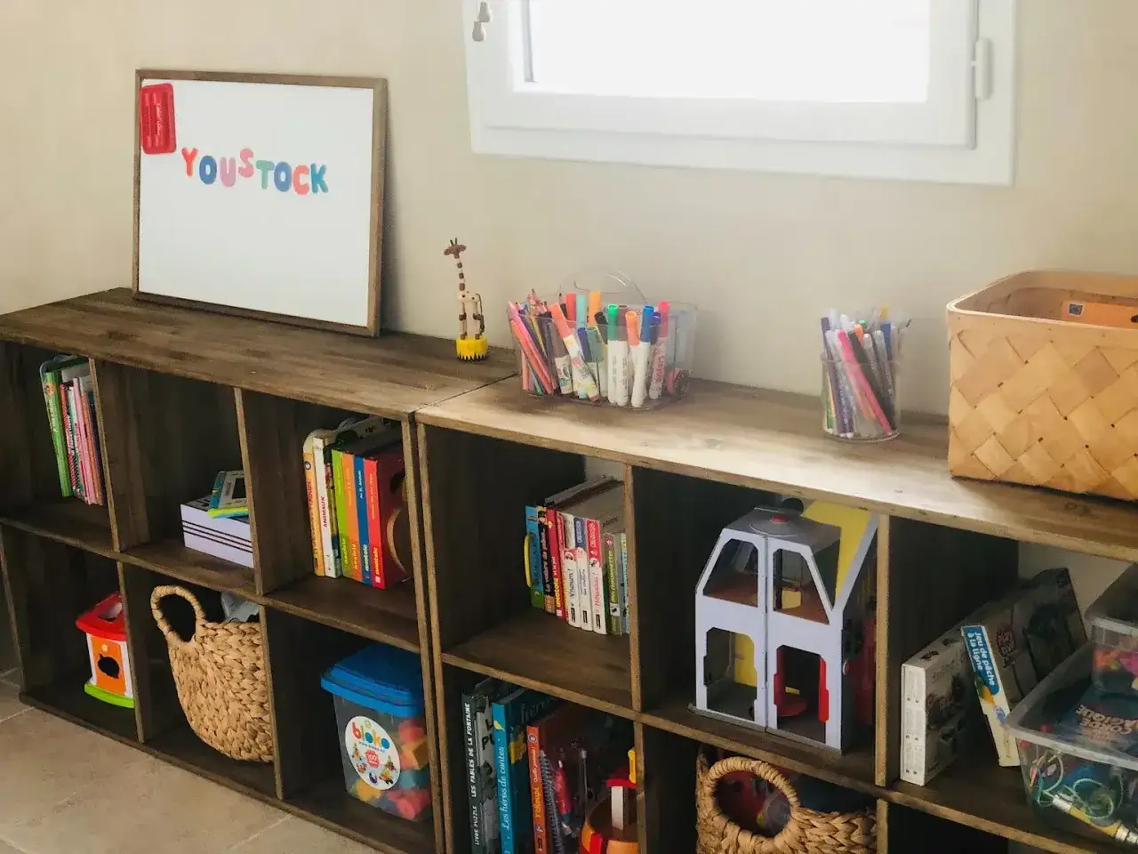 &Eacute;tag&egrave;res en bois pour fabriquer rangement jouet. Livres, crayons et jouets organis&eacute;s.