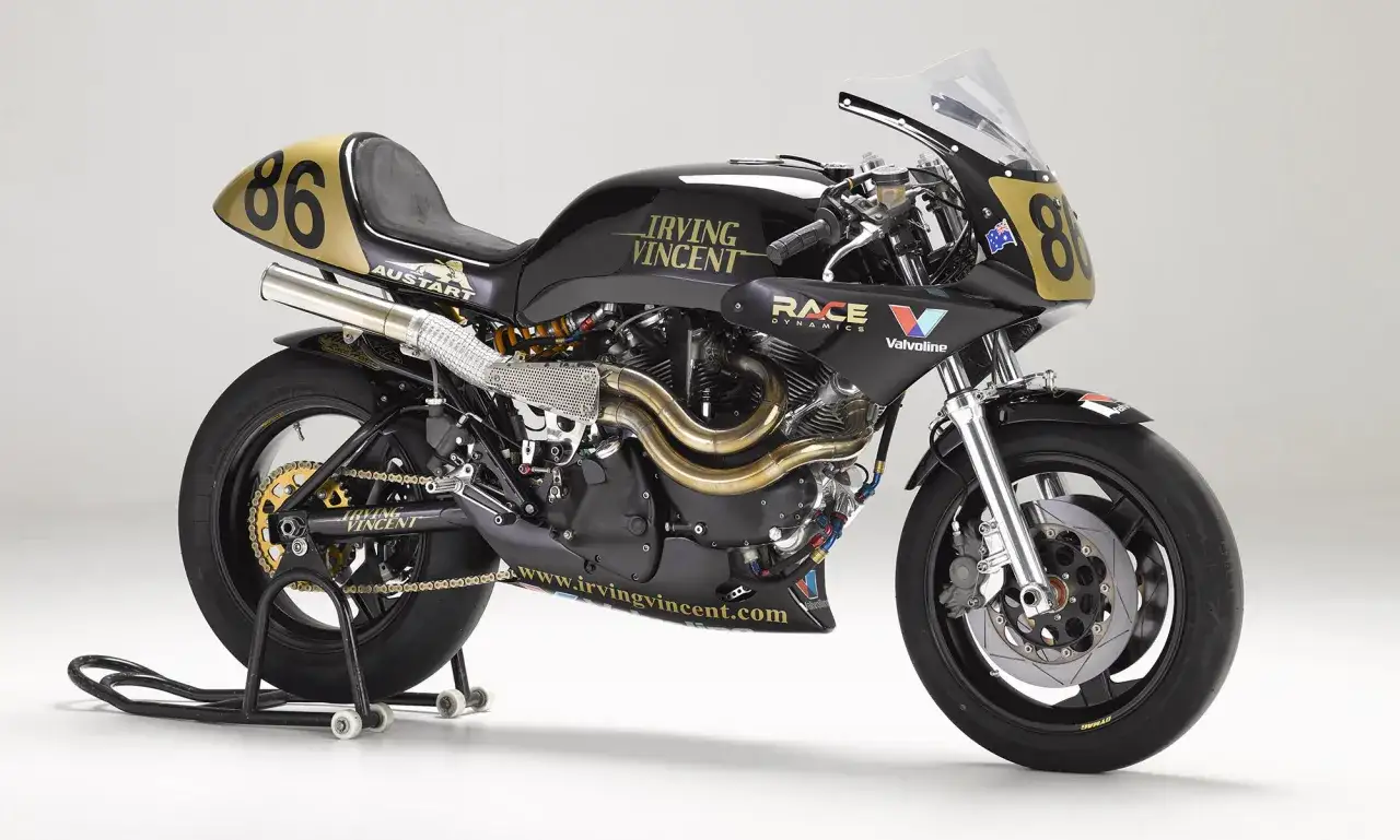 Motocicleta de carreras negra con detalles dorados, número 86 y el nombre