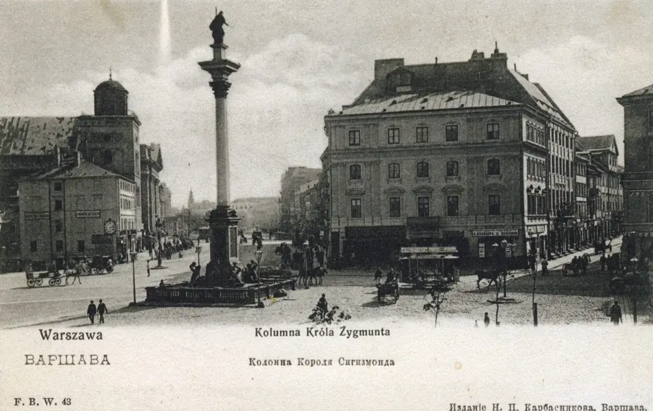 Dawny plac zamkowy w Warszawie z kolumną króla Zygmunta. Widać zabytkowe kamienice i ruch uliczny z epoki.