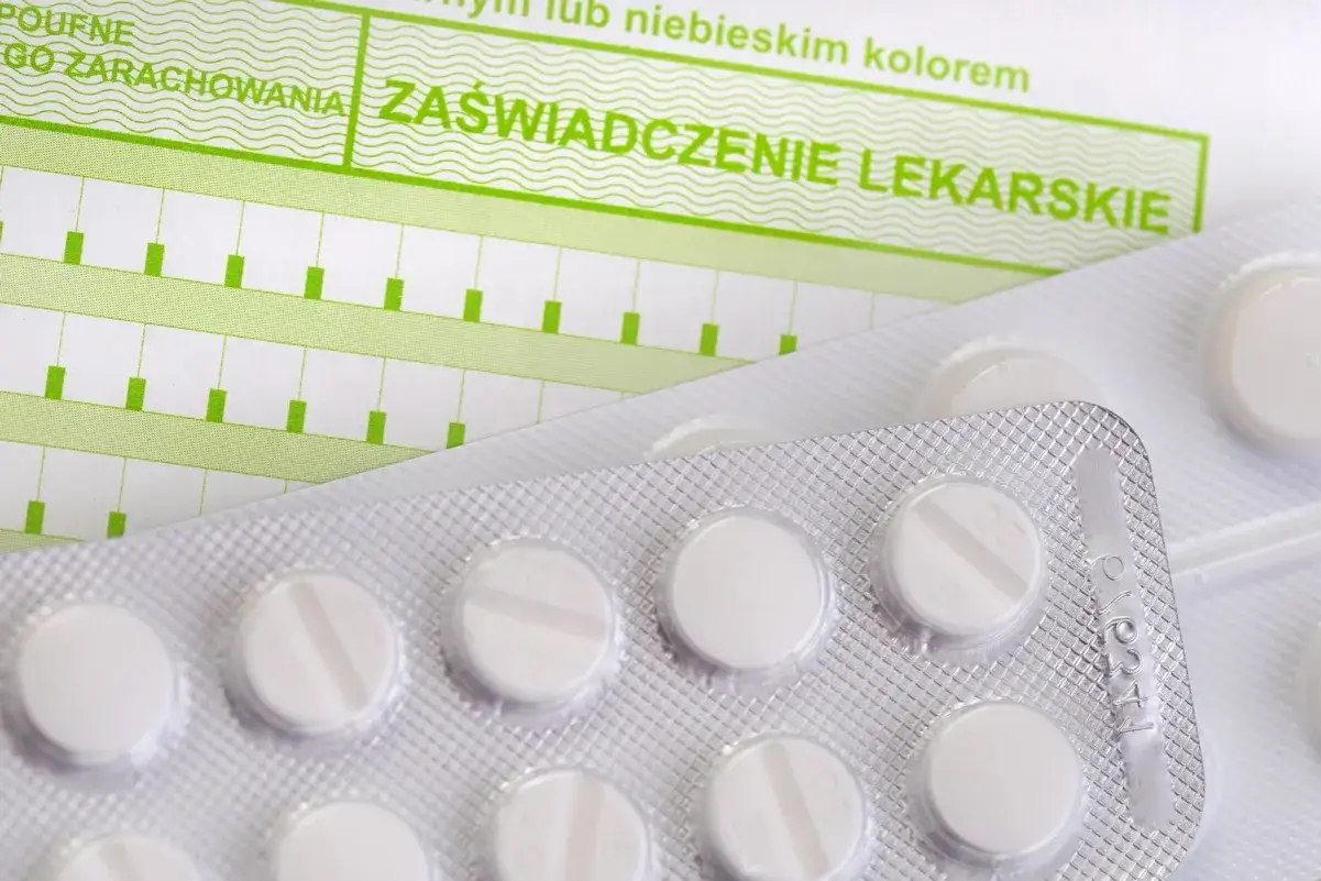 Zapisane na zielono zaświadczenie lekarskie i opakowania tabletek to dobry powód na zwolnienie lekarskie.
