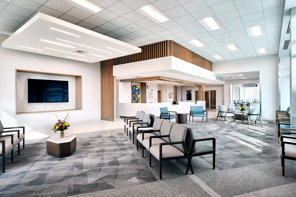 Moderna sala d'attesa con comode sedute, un televisore a parete e un'area reception accogliente. Ottime idee per sala d'attesa che uniscono comfort e design.