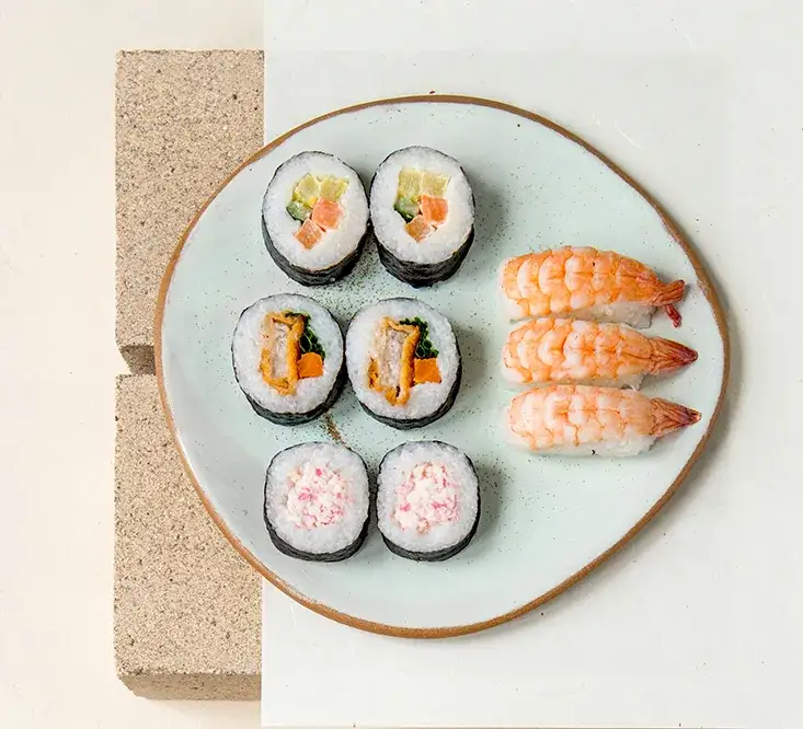 r&oacute;żne zestawy sushi z marketu
