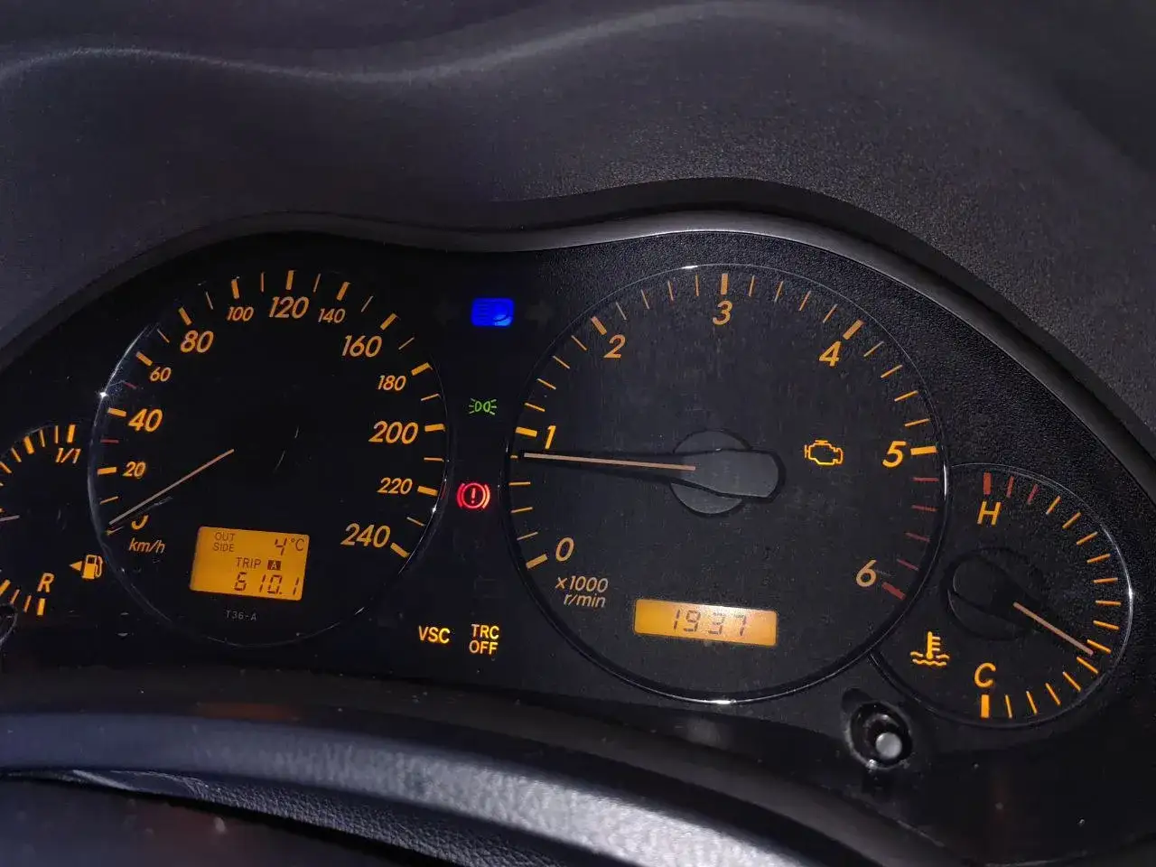 Kontrolka DTC C1201 Toyota świeci się na desce rozdzielczej. Wskaźniki pokazują 1937 obrotów, 4°C na zewnątrz i 610.1 km przebiegu.