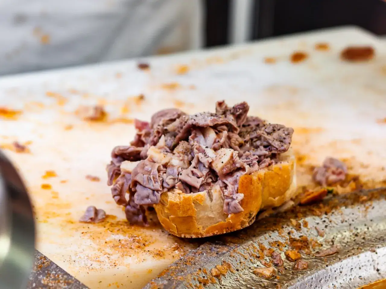 Panino con lampredotto, un classico street food toscana, ricco e saporito.