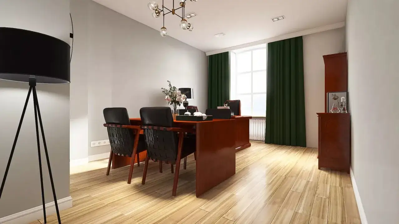 Eleganckie biuro z drewnianym biurkiem, czarnymi krzesłami i dużą lampą.