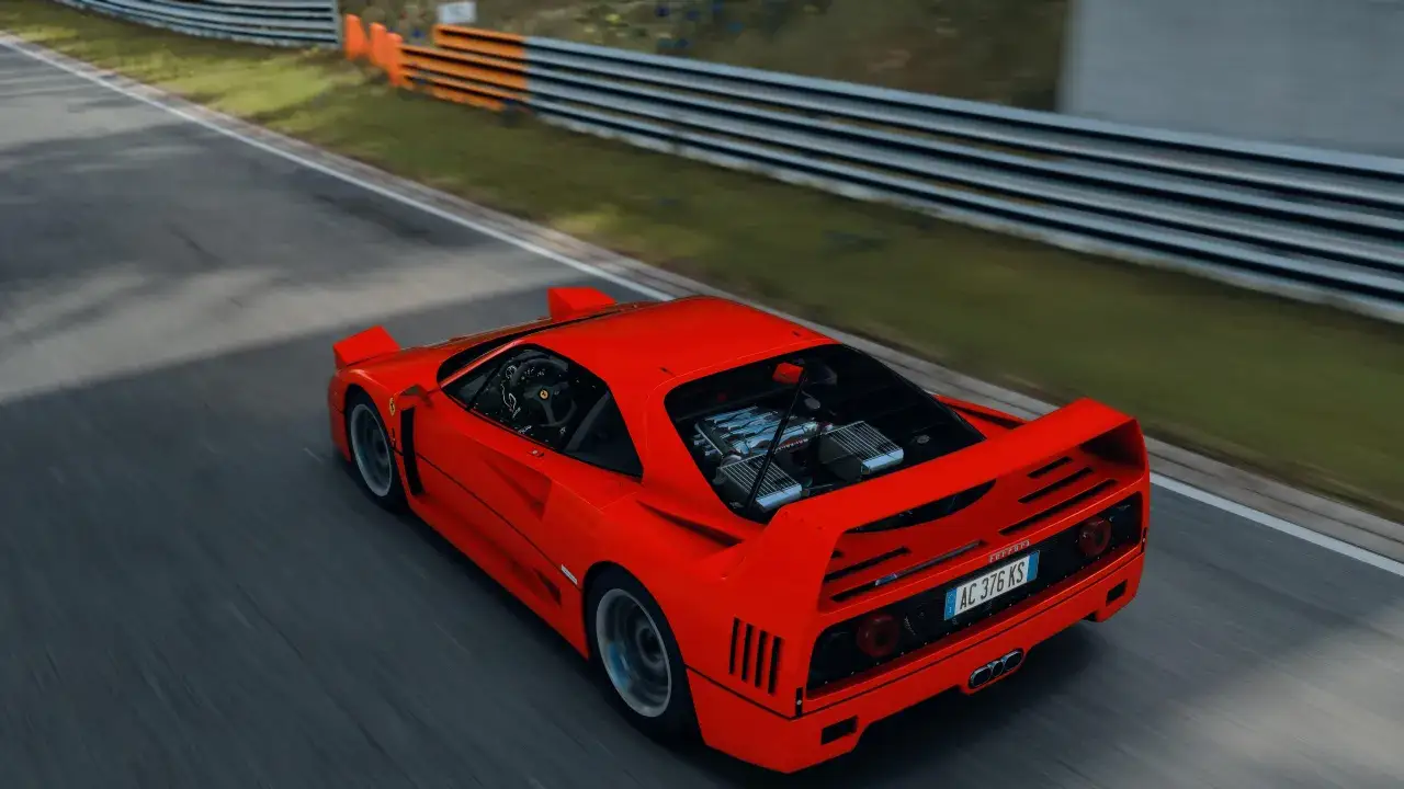 Ferrari rouge sur circuit, moteur visible. Une configuration parfaite pour Assetto Corsa.