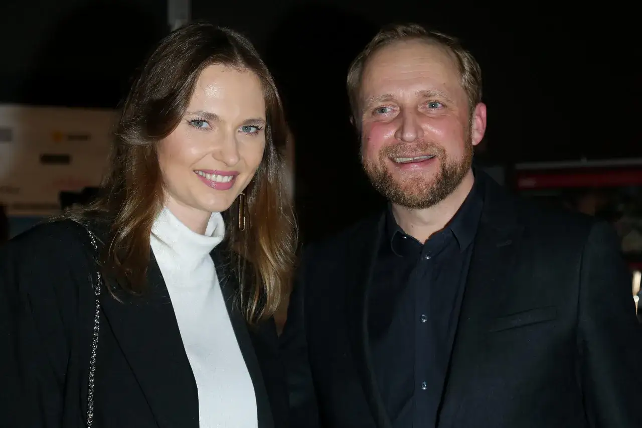 Piotr Adamczyk z partnerką na premierze. Aktor znany z wielu filmów, seriali i programów telewizyjnych.