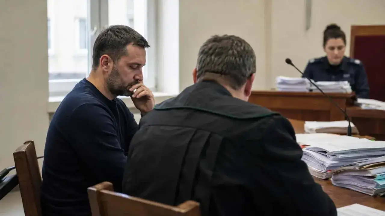 Oskarżony z prawnikiem w sali sądowej. Czy oskarżony może zobaczyć zeznania świadków? Sąd rozpatruje akta sprawy.