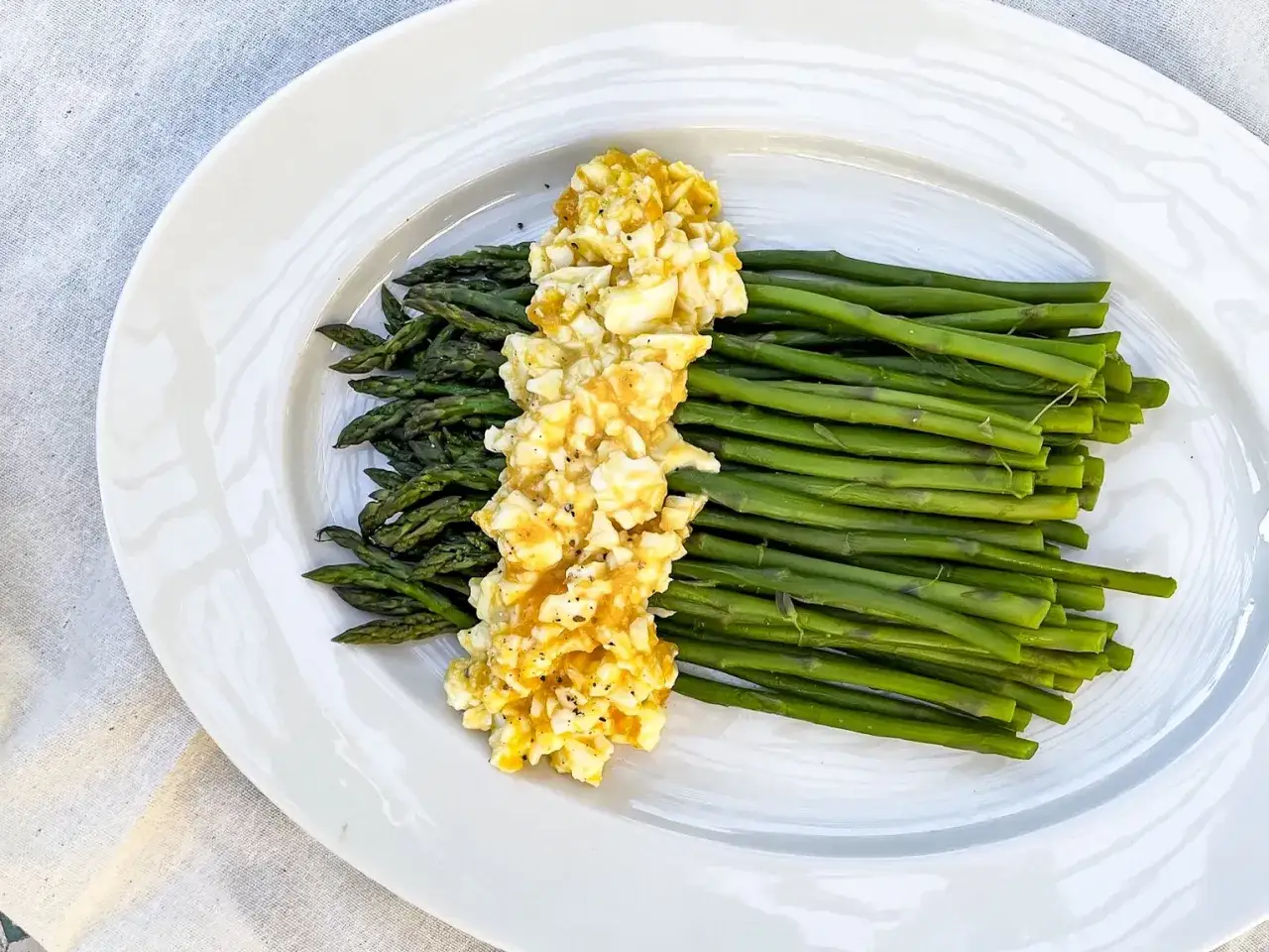 Grön sparris med hackat ägg och peppar, ett enkelt och gott sparris recept.