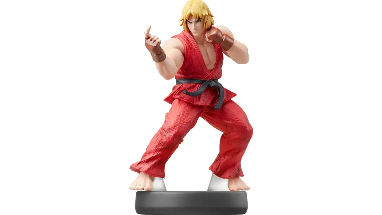 Figura amiibo de Ken, listo para el combate con su traje rojo y cintur&oacute;n negro.