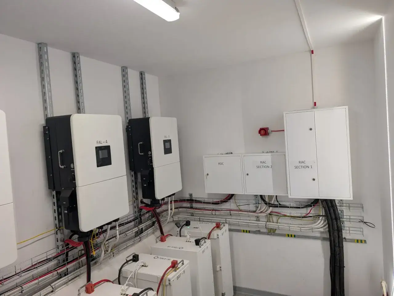 Systemy magazynowania energii, falowniki i baterie. Przygotowanie na wypadek blackout co to znaczy - niezależność energetyczna.