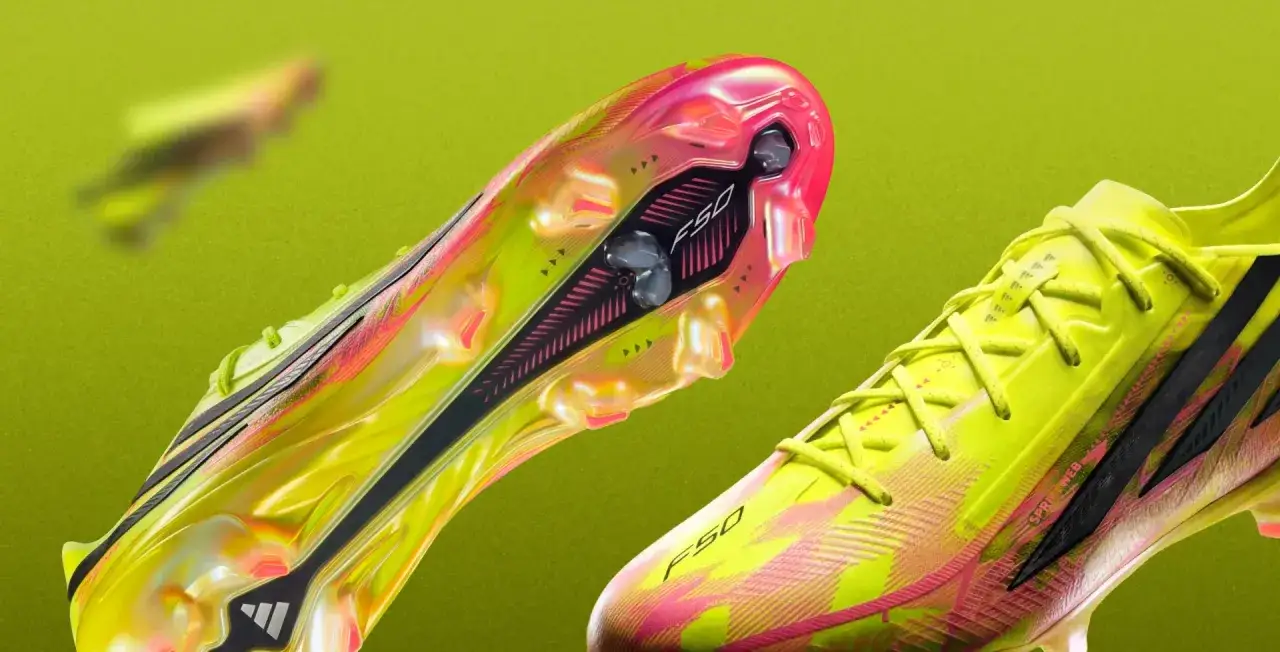 Scarpa calcio Adidas F50, un fulmine giallo fluo con dettagli rosa acceso, pronta a scatenare la velocità in campo.