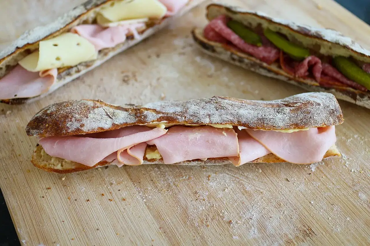 Un d&eacute;licieux sandwich jambon fromage, garni g&eacute;n&eacute;reusement de fines tranches de jambon rose et de fromage fondant, sur une baguette croustillante.