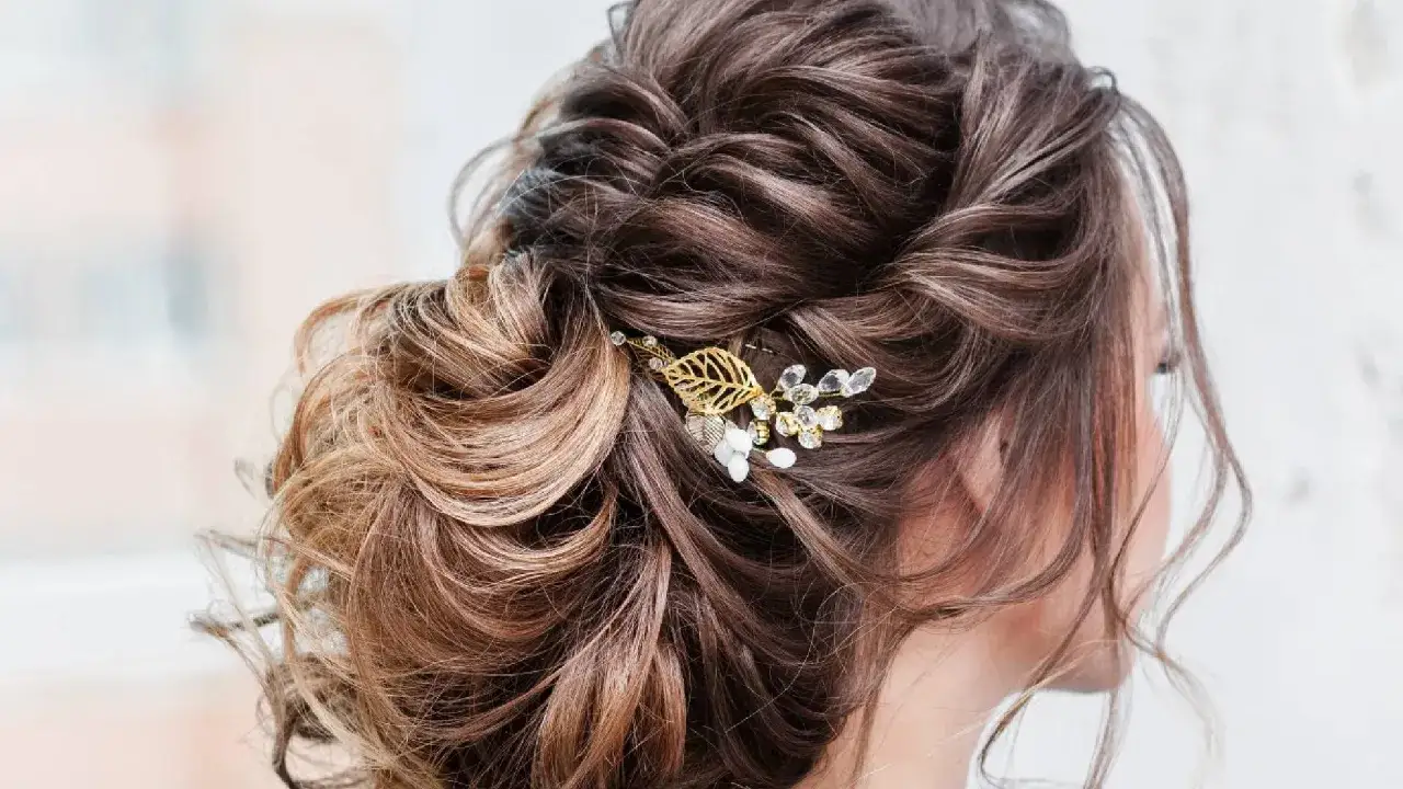 Eleganckie, nowoczesne upięcie włosów z ozdobną spinką w kształcie liścia z kryształkami.
