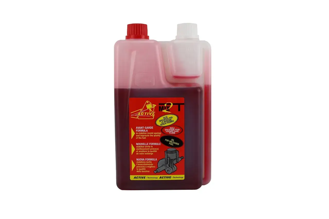Flacone di miscela moto rosso con dosatore integrato. La formula avanzata stabilizza il carburante per prestazioni ottimali.